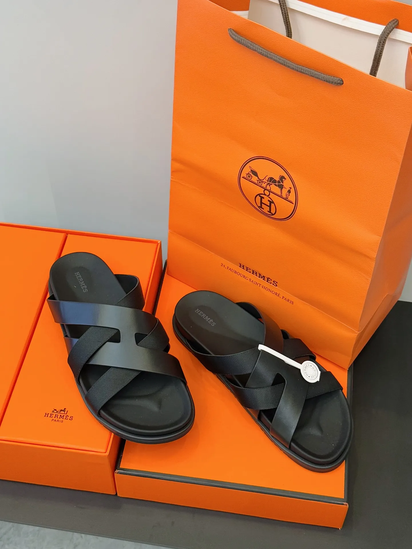 p300💰Men's Shoes Hermes Men's Kazimir Slippers - Top quality woven calfskin functional sandals with an intertwined upper inspired by the "H" iconic pattern to create a casual look, perfect for summer. Imported cowhide + cowhide lining + rubber outsole Size: 39-44 (customized at 38.45.46)